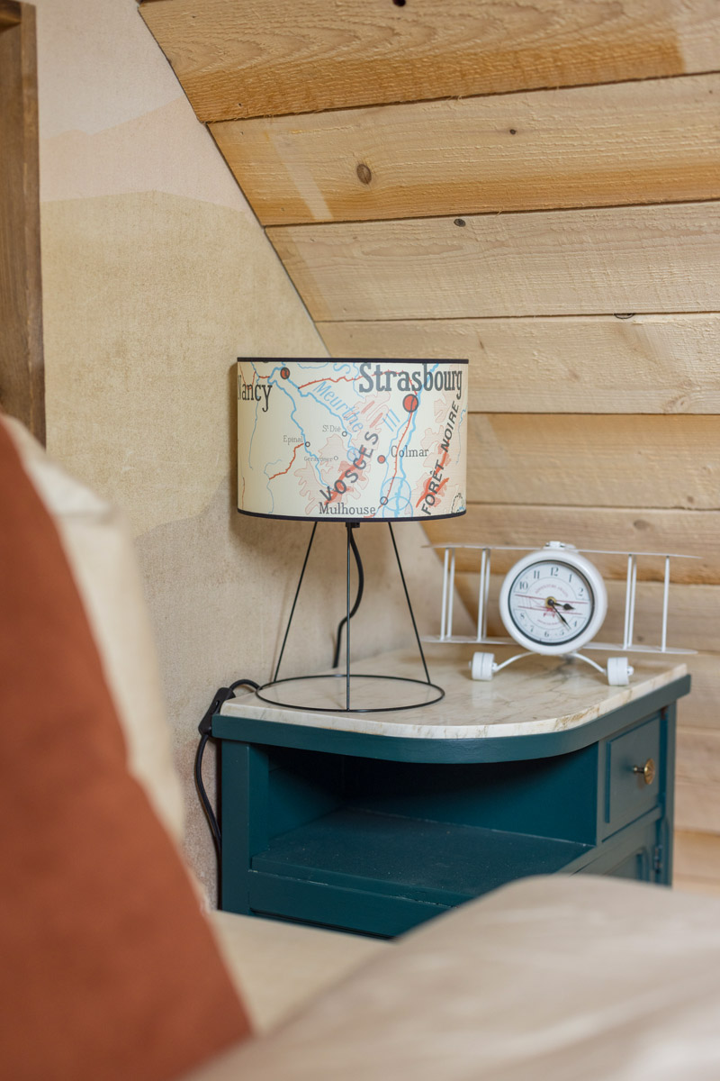 Photo de la table de chevet de la chambre Cabane du gîte « À toi l'Aviateur ! » à Wattwiller - photo Marie Soehnlen