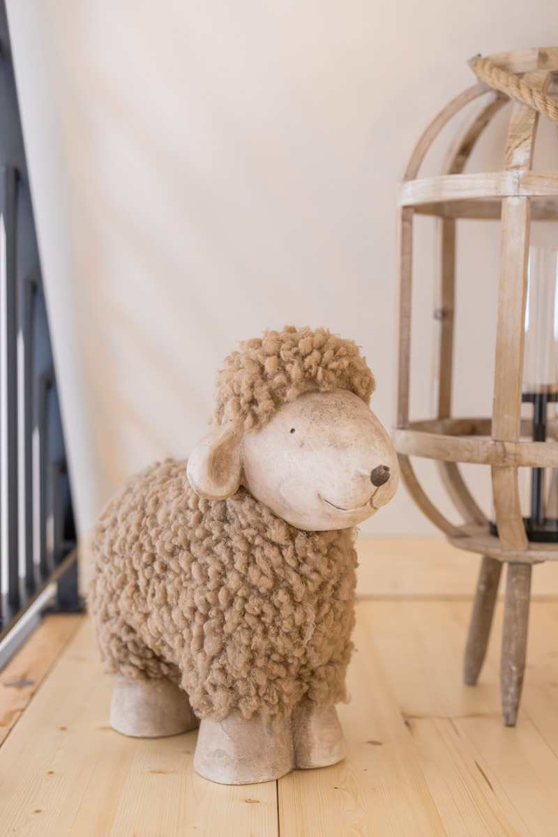 Photo de la décoration devant la chambre Cabane du gîte « À toi l'Aviateur ! » à Wattwiller - photo Marie Soehnlen
