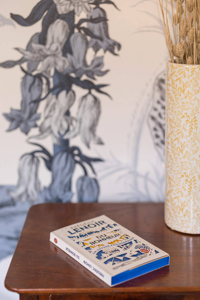 Photo de la table de chevet de la chambre Fleurs du gîte « À toi l'Aviateur ! » à Wattwiller - photo Marie Soehnlen