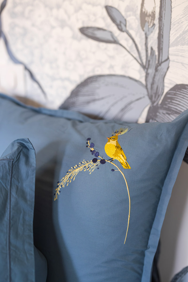 Photo d'un coussin de la chambre Fleurs du gîte « À toi l'Aviateur ! » à Wattwiller - photo Marie Soehnlen