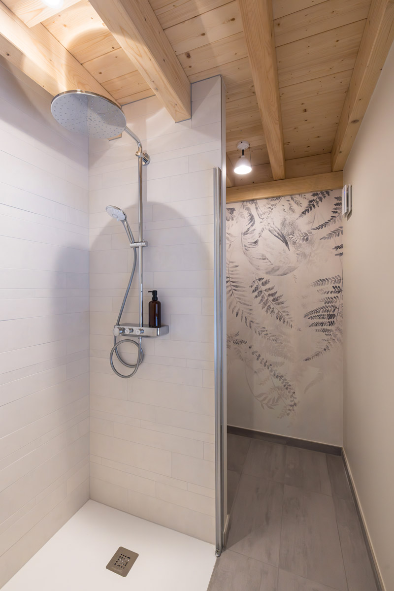 Photo de la douche à l'italienne spacieuse de la salle de bain du gîte « À toi l'Aviateur ! » à Wattwiller - photo Marie Soehnlen