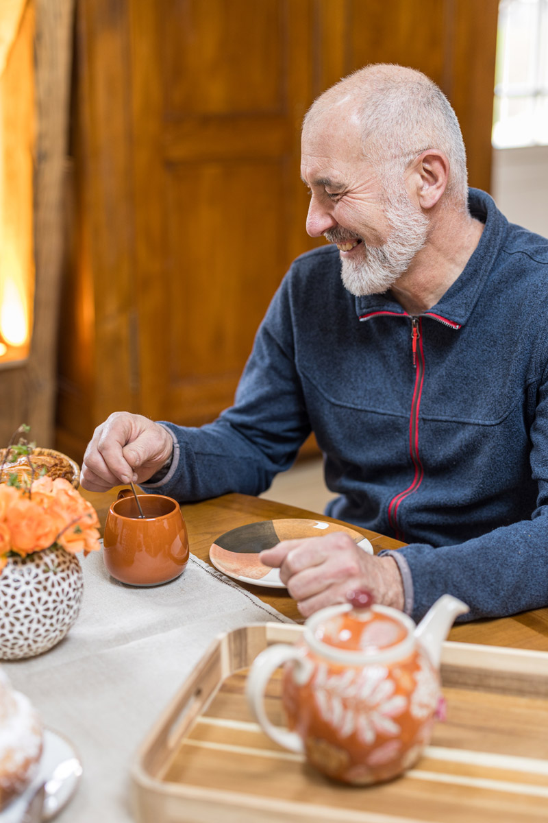 Photo d'un homme attablé dans l'espace repas du gîte « À toi l'Aviateur ! » à Wattwiller - photo Marie Soehnlen