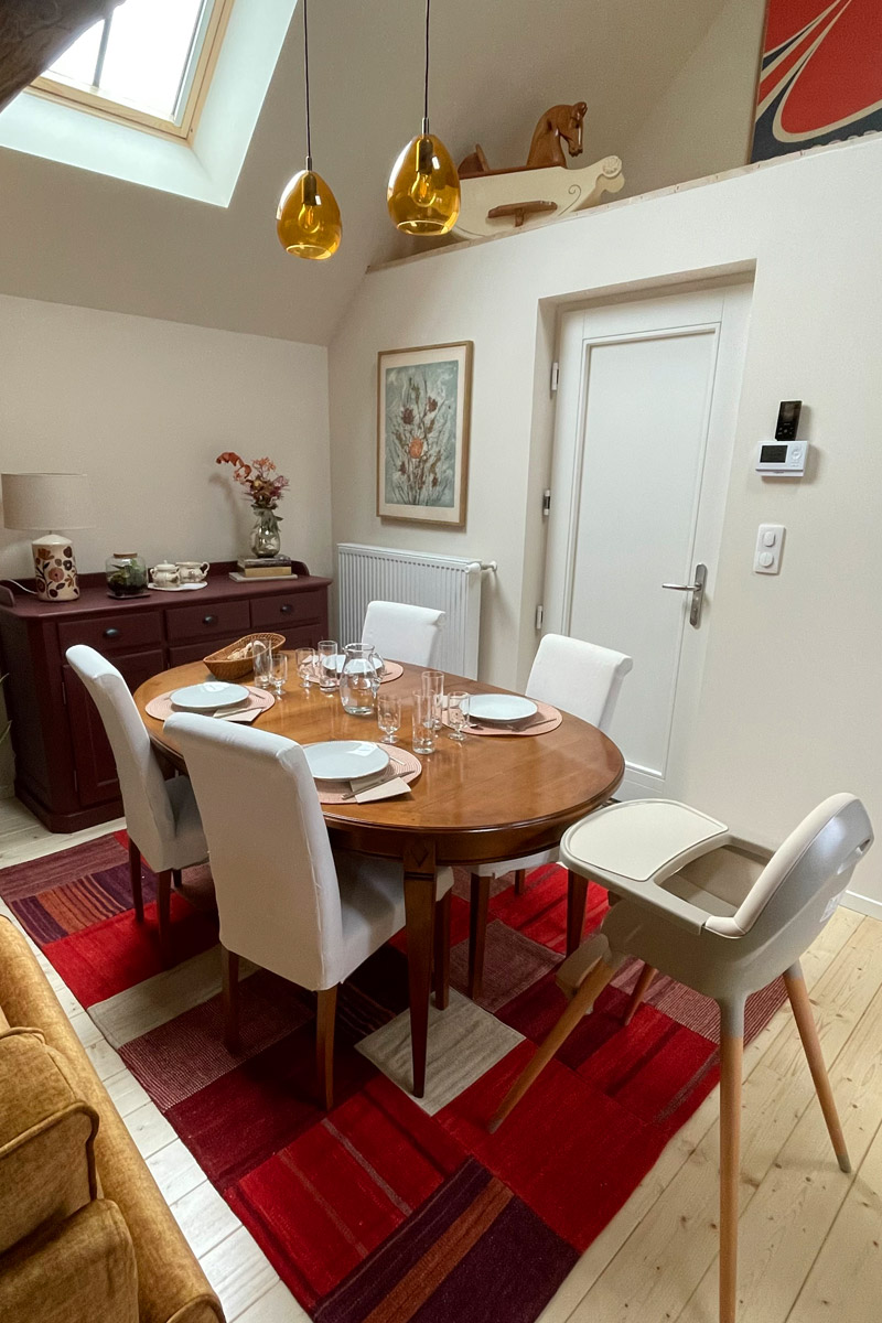 Photo de l'espace repas, de la vaisselle et de la chaise haute bébé du gîte « À toi l'Aviateur ! » à Wattwiller - photo Nathalie Arnold